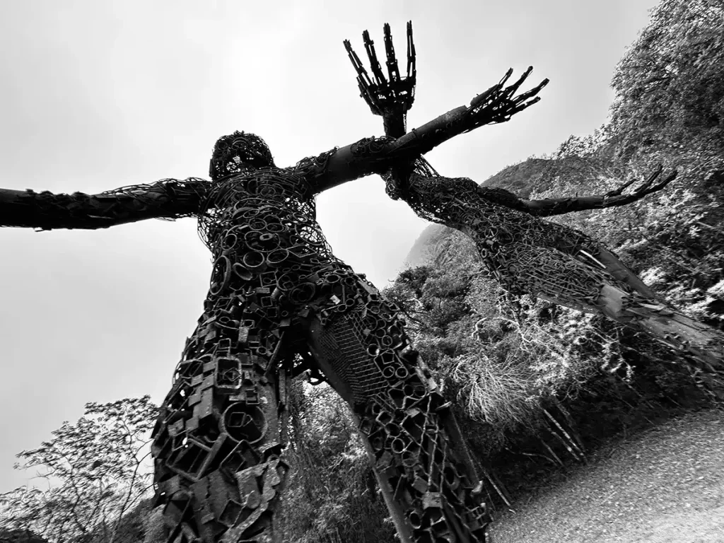 Mostra a criatividade e a tradição sendo passadas de uma geração a outra: mãe e criança caminham juntas